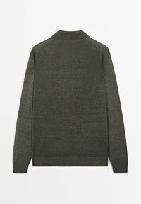 Donkergroene gebreide cardigan met een gestructureerd oppervlak, geribde manchetten en zoom, en een klassieke kraag. De achterkant toont geen extra details of patronen.