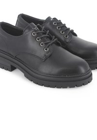 Zapatos de piel negra con un acabado suave, puntera redonda y cordones de ocho ojales. Cuentan con una suela de goma gruesa y texturizada.
