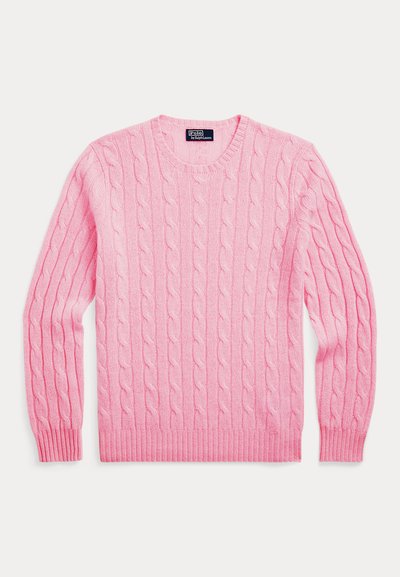 Pull rose en maille torsadée à col rond avec manches longues et bords côtelés, étiqueté Polo par Ralph Lauren.