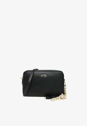 Schwarze Leder-Crossbody-Tasche in rechteckiger Form, mit goldenen Beschlägen und einem beigen Akzent-Tag. Mit Reißverschluss und verstellbarem Schulterriemen.