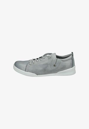 Zapatilla de cuero gris con punta redonda, suela de goma blanca y ojales grises. Presenta una parte superior texturizada y un acento decorativo en el lateral.