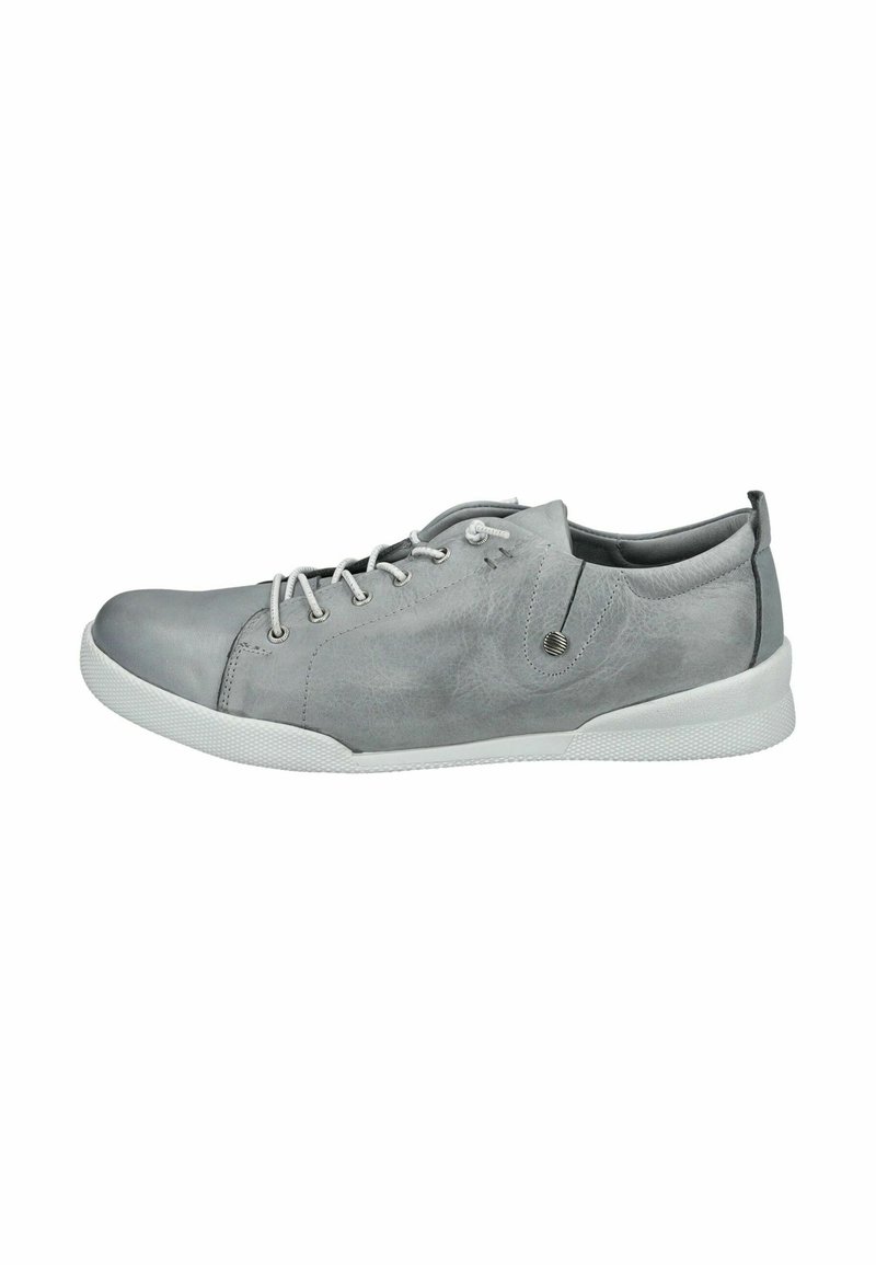 Zapatilla de cuero gris con punta redonda, suela de goma blanca y ojales grises. Presenta una parte superior texturizada y un acento decorativo en el lateral.