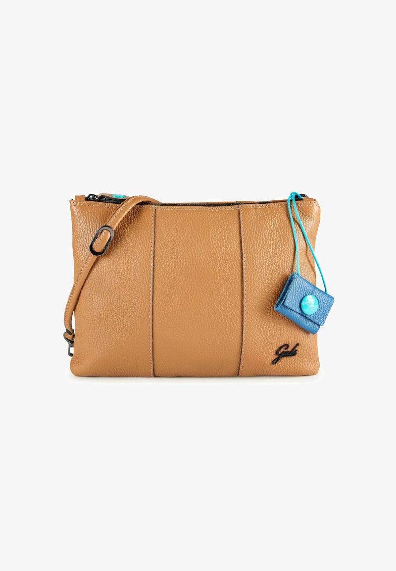 Sac bandoulière en cuir camel avec sangle réglable, coutures verticales et petite pochette bleue attachée par une cordelette sur le côté droit.