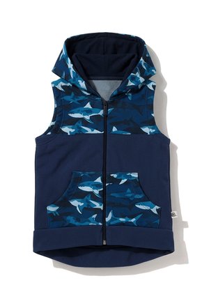 Bezrękawnik w kolorze granatowym z kapturem, zamkiem z przodu i wzorem rekina na kapturze, piersi i przedniej kieszeni.
