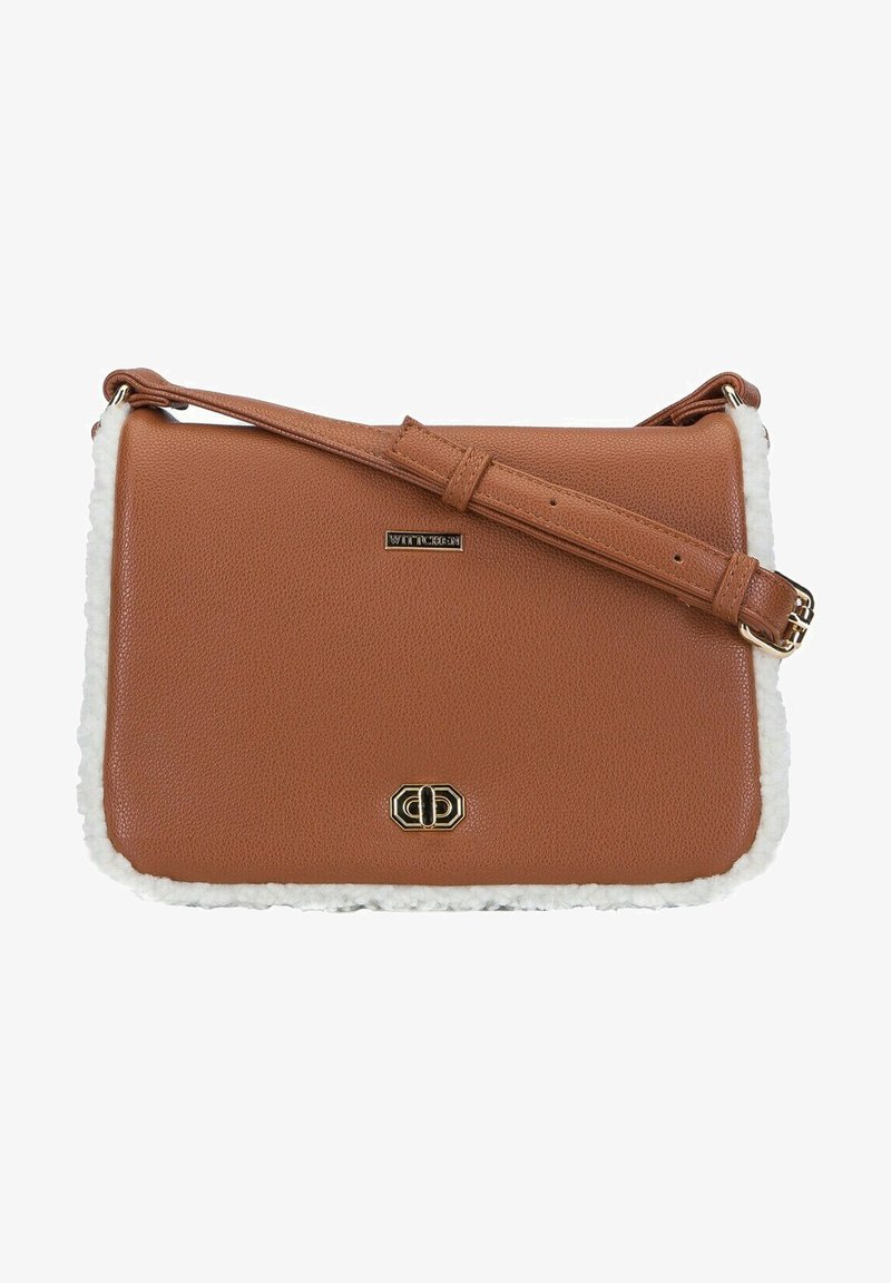 Borsa a spalla in pelle marrone con rifiniture in pelliccia bianca, forma rettangolare, tracolla regolabile, accessori in oro e una chiusura decorativa prominente.