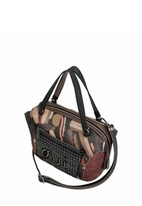 Sac à main à motif camouflage avec accents en cuir, double poignées de transport, et une poche zippée noire portant le nom de la marque.