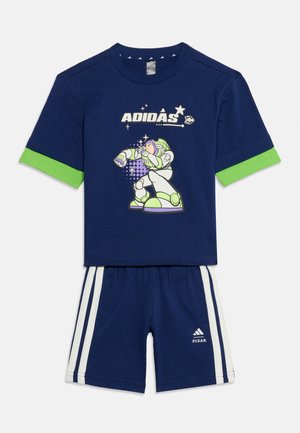 Παιδικό σετ ναυτικό μπλε με γραφικό Buzz Lightyear, πράσινα τελειώματα μανικιών και σορτς με λευκές πλαϊνές ρίγες και λογότυπο Pixar Adidas.