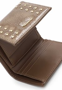 Bruine gestructureerde portemonnee met een glanzende afwerking, voorzien van gouden studs aan de buitenzijde en meerdere kaartsleuven aan de binnenkant.