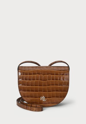 Borsa a tracolla in pelle sintetica marrone con motivo coccodrillo, flap curvo, motivo impresso, logo argentato e sottile cinturino regolabile.