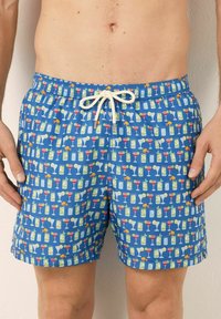 Pantaloni scurți de înot albaștri, cu un model repetitiv de diverse cocktailuri colorate, prevăzuți cu un elastic la brâu și șnur pentru ajustare.