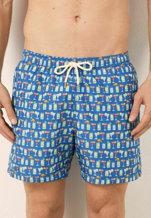 Pantaloni scurți de înot albaștri, cu un model repetitiv de diverse cocktailuri colorate, prevăzuți cu un elastic la brâu și șnur pentru ajustare.