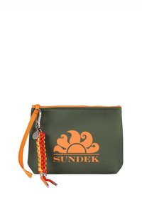 Borsa verde con logo del sole arancione e cerniera, con una tracolla intrecciata arancione e rossa attaccata per un facile trasporto.