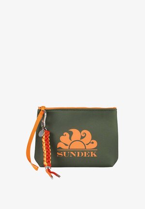 Borsa verde con logo del sole arancione e cerniera, con una tracolla intrecciata arancione e rossa attaccata per un facile trasporto.