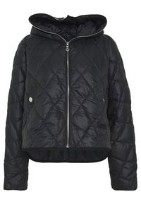 Černá prošívaná bunda s kapucí, vybavená stříbrným zipem a patentkami, zakončená žebrovaným lemem a manžetami pro větší teplo.