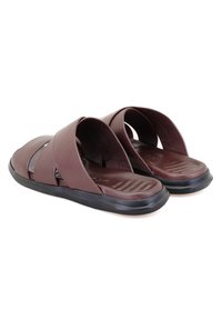 Sandales à glissière en synthétique marron avec de larges brides, une semelle intérieure texturée, une forme incurvée et une semelle noire contrastante.