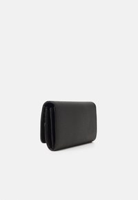 Portofel din piele neagră cu o suprafață texturată, design compact și compartimente multiple, având un închidere parașută și un profil subțire.