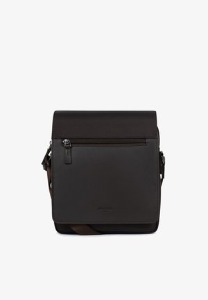 Sac messager compact en cuir noir avec poche avant zippée et bandoulière en tissu réglable.