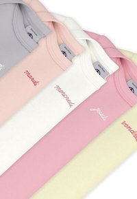 Πέντε κοντομάνικα μπλουζάκια σε ανοιχτά χρώματα: γκρι, ροζ, λευκό και κίτρινο, με ονόματα ημερών γραμμένα σε καλλιγραφική γραφή μπροστά σε αντιθετικά χρώματα.