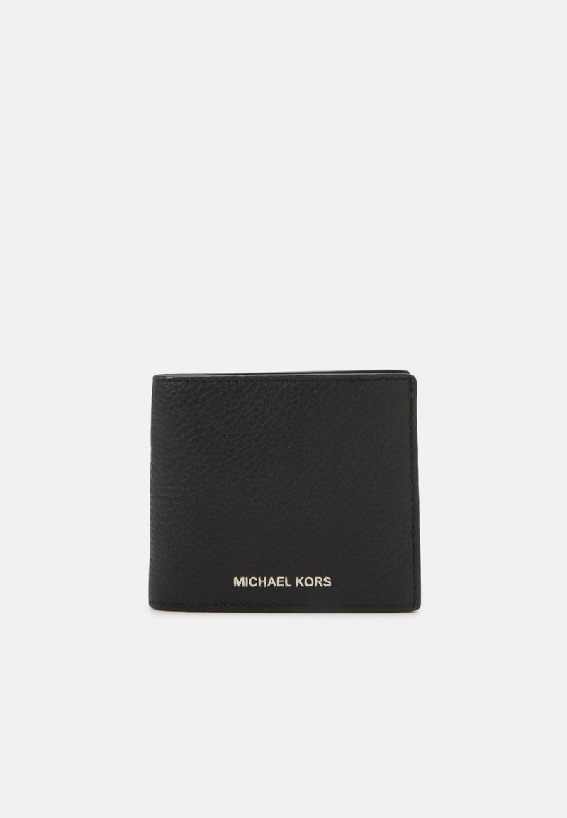 Sort læderpung med pebret tekstur, der har et fold-overs design og et guld "MICHAEL KORS" logo på forsiden.