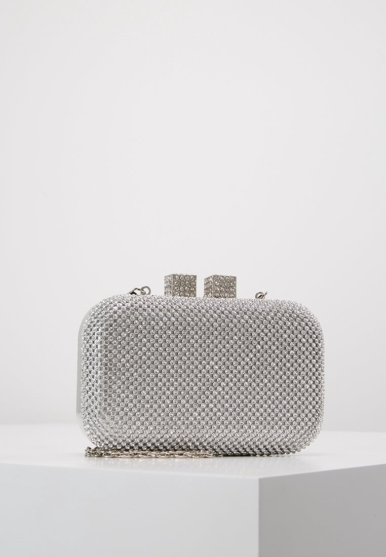 Clutch metálico plateado con una superficie texturizada de strass, forma rectangular y cadena strap. Dos acentos de hardware cuadrados en la parte superior.