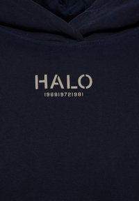 Granatowy hoodie o gładkiej fakturze, z nadrukiem "HALO" w jasnoszarym kolorze oraz szczegółami liczbowymi poniżej.