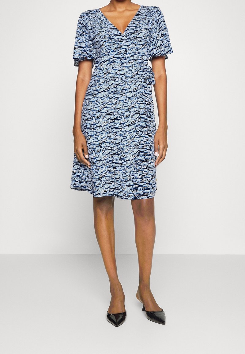 Blå mönstrad omlottklänning med korta ärmar, V-ringning och knytband i midjan; över knä-längd; lättviktsmaterial.