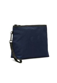 Borsetta in nylon blu navy con chiusura a zip, rifiniture nere e un cinturino da polso attaccato. Texture liscia senza motivi o accenti visibili.