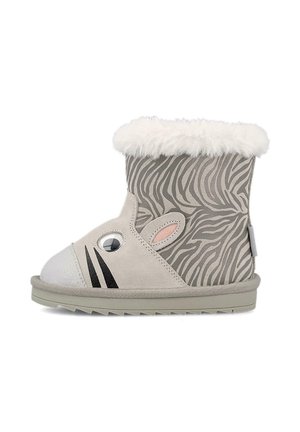 Botín gris y blanco con parte superior forrada de piel, lados con estampado de cebra, punta de acero plateado y acentos inspirados en animales, como ojos y orejas.