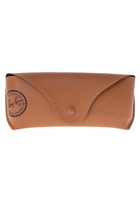 Caz de ochelari din piele texturată maro, cu o închidere rotunjită și un buton cu clapă. Prezintă un logo circular pe lateral.