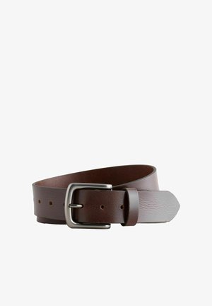 Brązowy pasek ze skóry o gładkiej fakturze, prostokątna klamra w srebrnym odcieniu i wieloma otworami do regulacji.