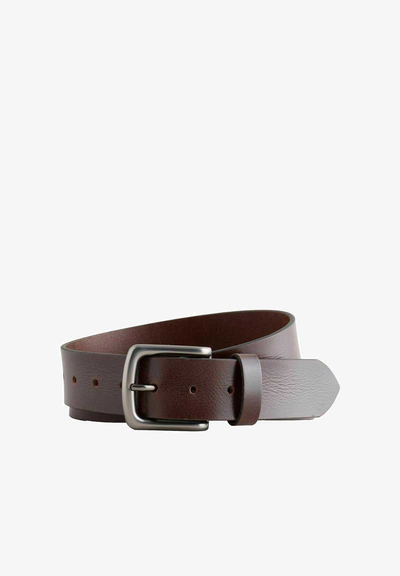 Cinturón de cuero marrón con textura lisa, hebilla rectangular de metal en tono plateado y múltiples agujeros para ajustar la talla.