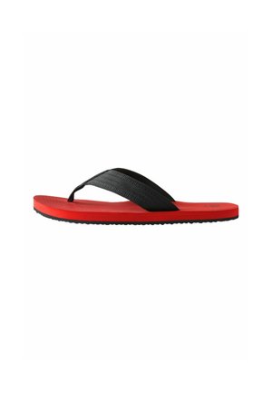 Rote Flip-Flop mit strukturierter Sohle und breitem schwarzem Stoffriemen, von der Seite auf weißem Hintergrund gezeigt.