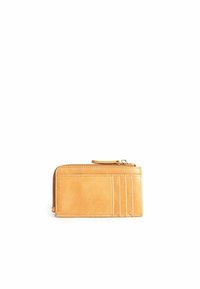 Portefeuille en cuir tan avec fermeture à zip, trois emplacements pour cartes d'un côté, texture lisse et forme rectangulaire simple.