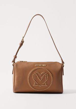 Sac à bandoulière en cuir marron avec des clous dorés formant un logo circulaire en "M" et le texte "LOVE MOSCHINO", doté d'une sangle réglable et d'une fermeture éclair.
