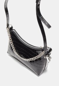 Sort faux læder håndtaske med krokodillemønster, buet design, sølv kæde detalje og lynlåslukning. Justerbar skulderrem medfølger.