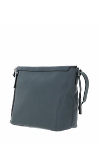 Sac à main en cuir gris à texture lisse, de forme rectangulaire, avec une fermeture éclair. Dispose d'une bandoulière amovible.