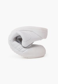 Sneaker bianco, superiore in sintetico con bande testurizzate, collo imbottito morbido, punta rotonda, suola flessibile, design compatto, dettagli cuciti.