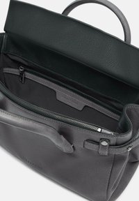 Graue Leder-Handtasche mit einer strukturierten Oberfläche, einem Reißverschlusstasche und oberen Griffen. Das Innere ist mit einem schwarzen Futter und einem Markenetikett versehen.