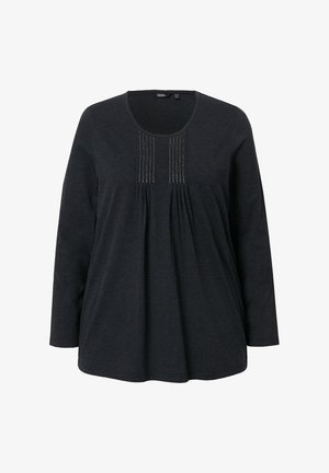 Parte superior de manga larga en gris oscuro con escote redondo, con pliegues y costuras verticales decorativas en el panel frontal. Textura de tela suave.