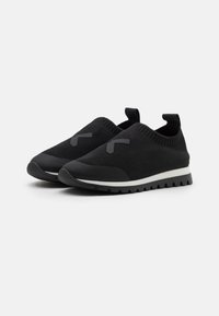 Zwarte instapsneakers met een gestructureerde breiwerk bovenwerk, rubberen zool, witte tussenzool en zwarte accenten. Voorzien van een lus voor eenvoudig aan- en uittrekken.