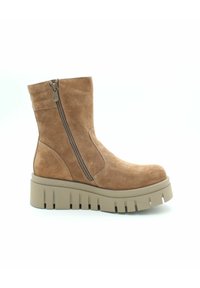 Bruine suède enkellaars met een ronde neus, zijrits en een chunky, gestructureerde beige plateauzool.