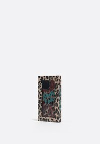 Packaging de funda de teléfono con estampado de leopardo que presenta una ventana transparente. Texto en tonos verdes y rojos oscuros. Forma rectangular con acabado mate.