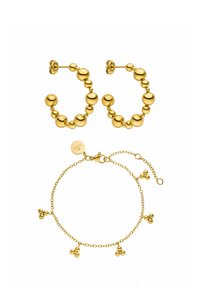 Goldschmuckset bestehend aus Perlenohrringen und einem Armband. Das Armband hat eine zarte Kette mit drei hängenden Perlen.