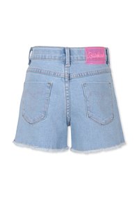 Shorts in denim blu chiaro con orlo sfrangiato. Presentano due tasche posteriori con cuciture rosa e un'etichetta logotipo rosa in vita.