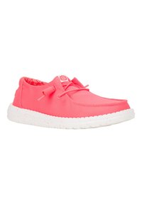 Scarpe slip-on rosa con materiale esterno liscio, suola bianca maculata e rivestimento interno a contrasto con motivo. Presentano dettagli di allacciatura minimal.