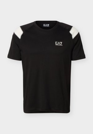 Svart kortermet t-skjorte med hvite skulderpaneler og liten hvit EA7 Emporio Armani-logo på venstre bryst.