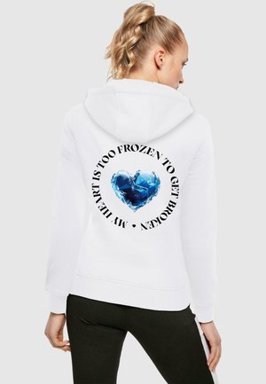 Hvid hættebluse med et rygdesign, der viser et blåt is-hjerte og tekst: "MIT HJERTE ER FOR FROSSEN TIL AT BLIVE BRUDT" i fed sort skrift.