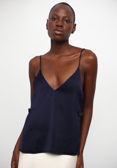 Camisol�ă din satin albastru închis cu bretele subțiri și decolteu în V. Are o croială lejeră și accente laterale cu accesorii negre pentru un stil ajustabil.