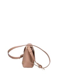 Borsa in pelle color tan con forma triangolare, tracolla regolabile e dettagli metallici. Texture liscia e design minimalista.