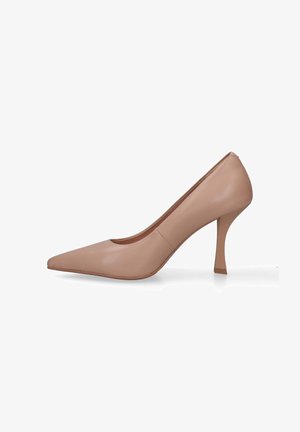 Talons aiguilles en cuir nude avec un bout pointu, une texture lisse, une silhouette courbée et un talon effilé. Design minimaliste sans embellissements visibles.